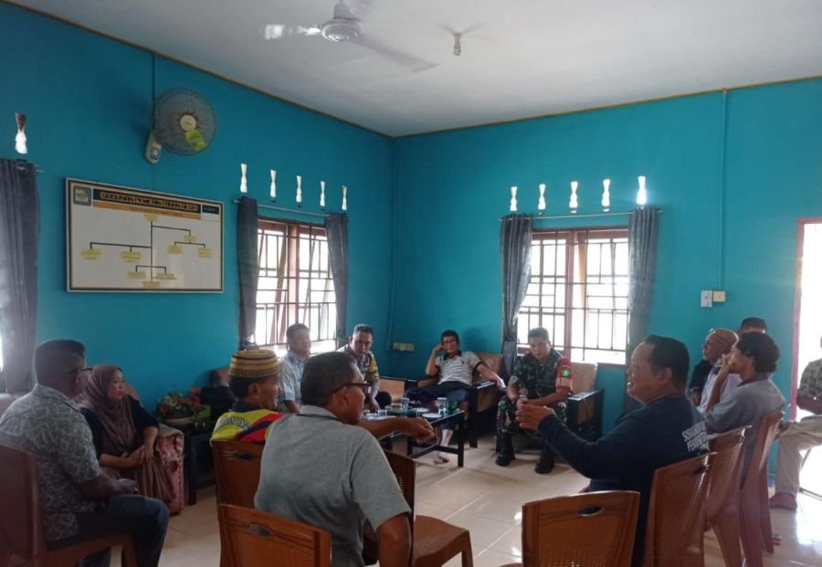 Babinsa Koramil 04/Dabo Gelar Pembinaan Teritorial di Desa Berindat, Tekankan Sinergitas Kamtibmas