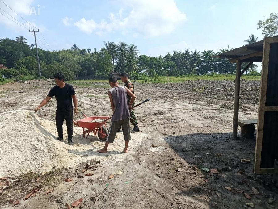 Babinsa Koramil 04/Dabo,  Gotong Royong Bangun Pondok Kebun Warga  Dukung Ketahanan Pangan