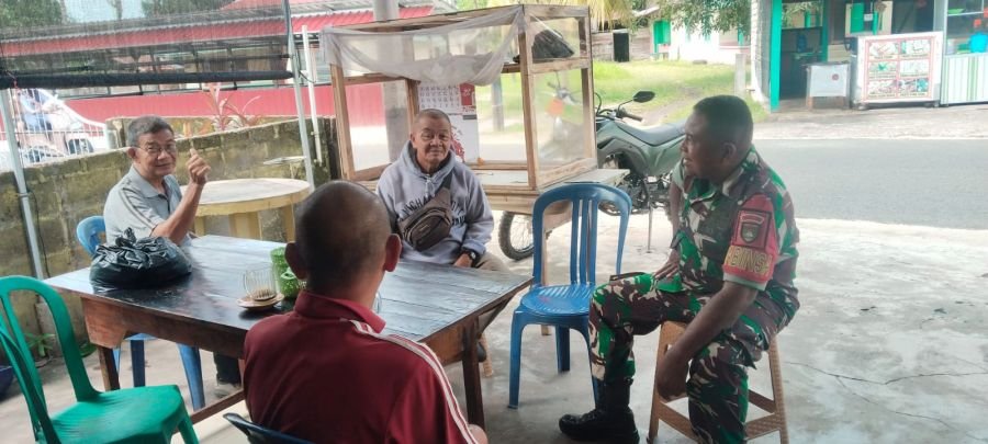 Babinsa Koramil 04/Dabo,  Himbau Nelayan Tanjung Irat Antisipasi Cuaca Ekstrem