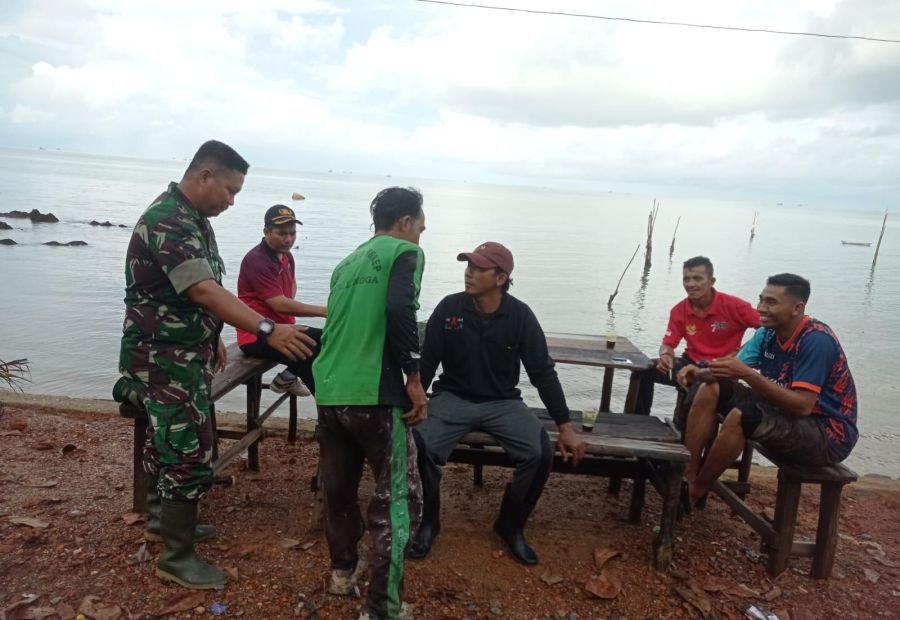 Babinsa Koramil 04/Dabo, Himbau Nelayan Desa Persing Utamakan Keselamatan di Tengah Cuaca Buruk