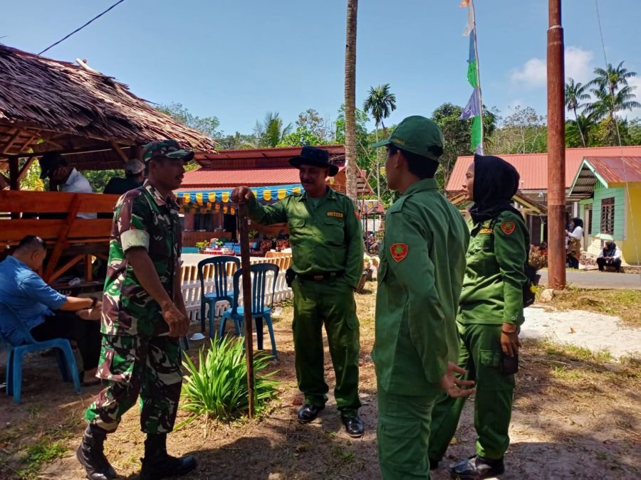 Babinsa Koramil 04/Dabo Jalin Komunikasi Sosial dengan Linmas Bersama Menjaga Keamanan Wilayah.