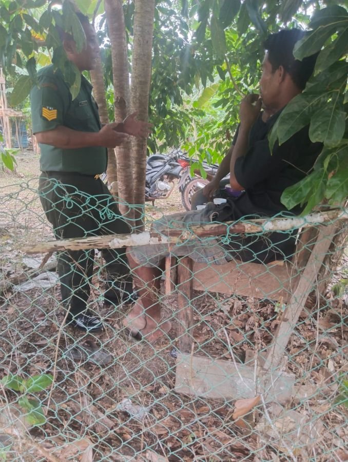 Babinsa Koramil 04/Dabo, Kodim 0315/TPI, Laksanakan Komsos Peduli Lingkungan di Desa Bukit Belah