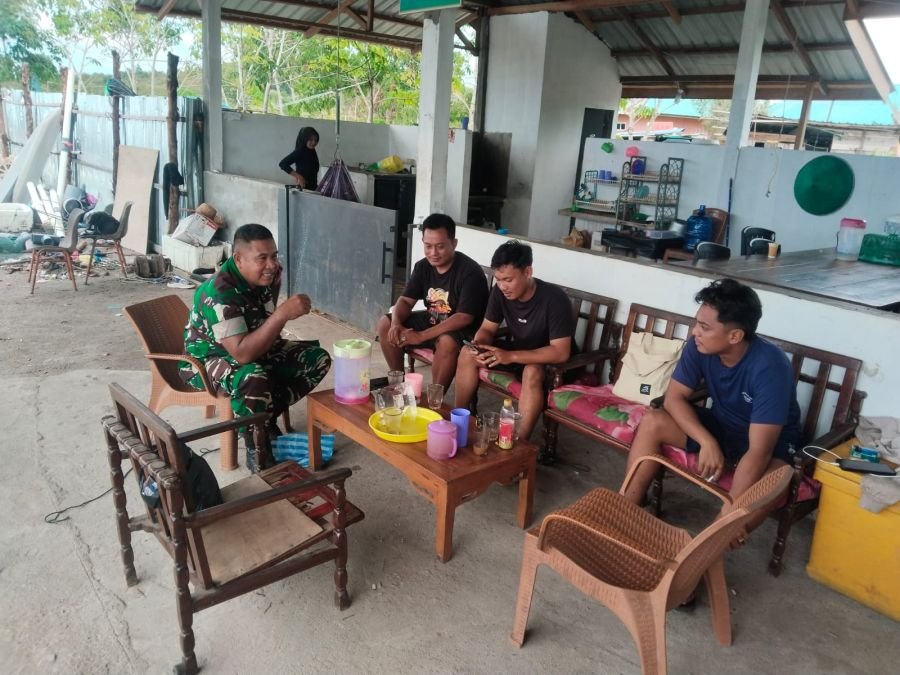 Babinsa Koramil 04/Dabo, Kodim 0315/TPI, Komsos di Desa Tanjung Irat: Ajak Warga Perangi Bahaya Nark