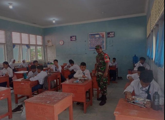 Babinsa Koramil 04/Dabo, Kodim 0315/TPI Lakukan Pemantauan Program Makan Bergizi Gratis di SMPN 1