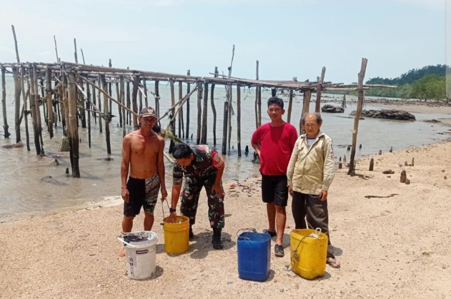Babinsa Koramil 04/Dabo, Kodim 0315/TPI, Ingatkan Nelayan Desa Sedamai Utamakan Keselamatan Saat Mel