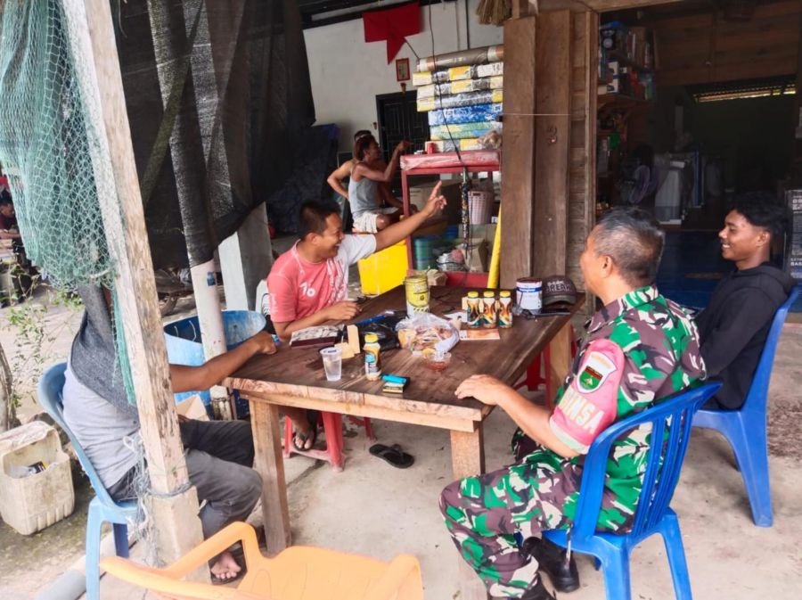 Babinsa Koramil 04/Dabo, Kodim 0315/TPI Komsos dengan Pemuda, Beri Motivasi Peran Strategis Generasi