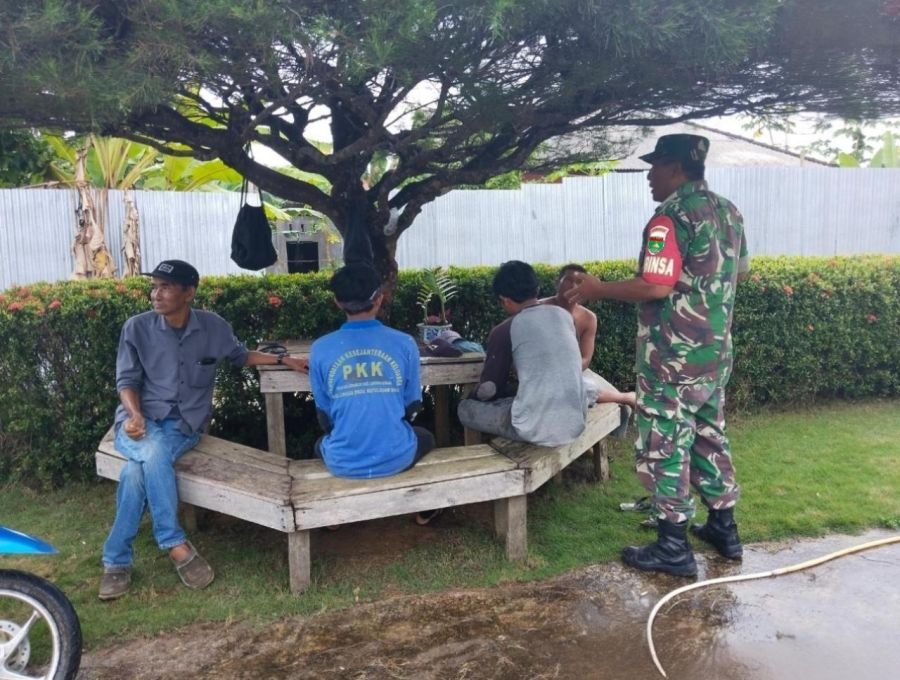 Babinsa Koramil 04/Dabo, Kodim 0315/TPI, Gelar Komunikasi Sosial dengan Nelayan Desa Tinjul,