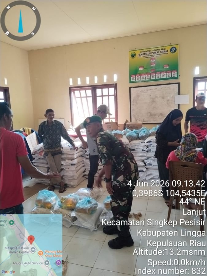Babinsa Koramil 04/Dabo, Kodim 0315/TPI, Amankan Penyaluran Bansos Kemensos di Desa Lanjut.