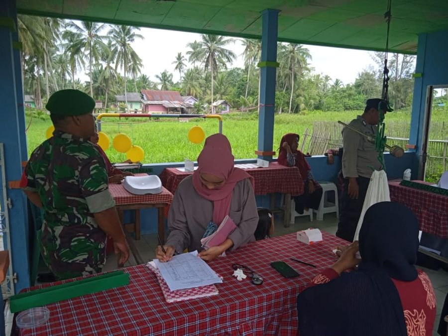 Babinsa Koramil 04/Dabo, Kodim 0315/TPI bersama Bhabinkamtibmas Dampingi Pelayanan Kesehatan di Desa