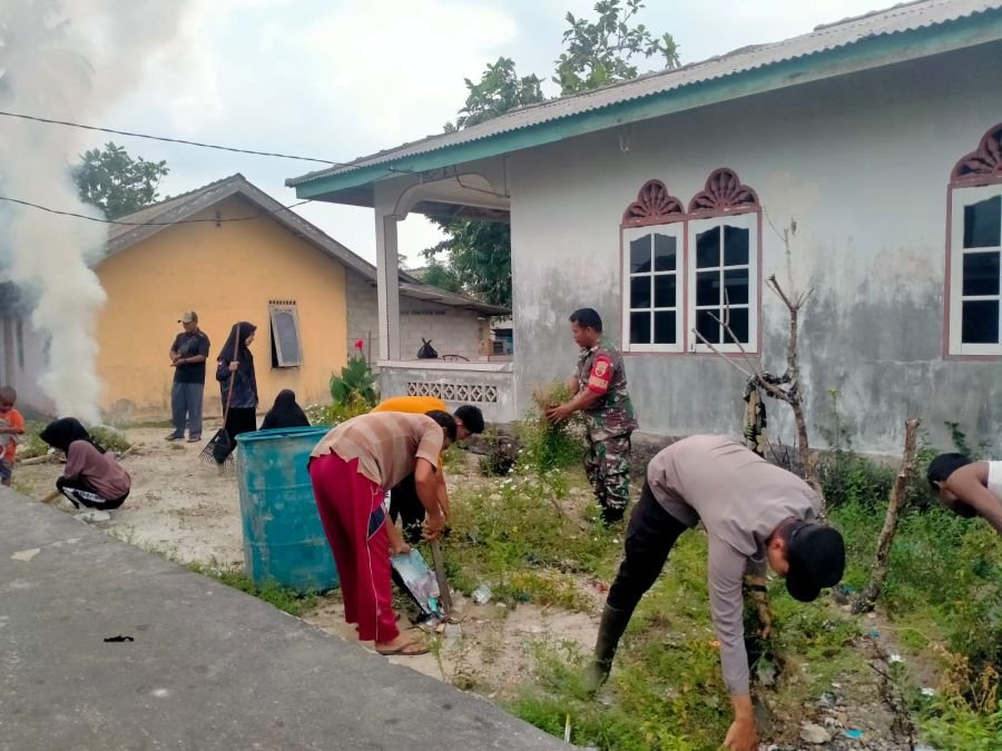 Babinsa Koramil 04/Dabo, Kodim 0315/TPI dan Masyarakat Desa Marok Tua Gotong Royong Sambut Turnamen
