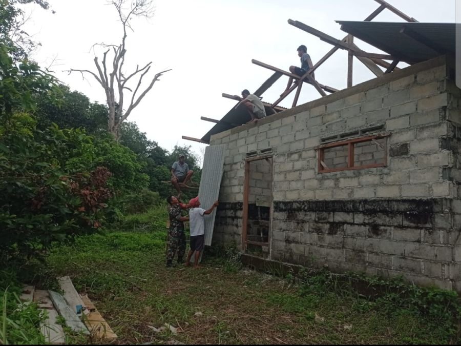 Babinsa Koramil 04/Dabo, Kodim 0315/TPI, Bersama Warga Gotong Royong Bangun Rumah Warga