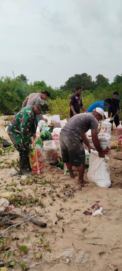 Babinsa Koramil 04/Dabo, Kodim 0315/TPI Bersama Warga dan Bhabinkamtibnas Pasang Karung Diisi Pasir