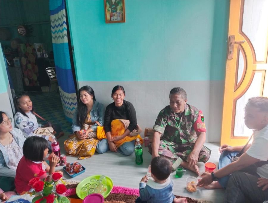 Babinsa Koramil 04/Dabo, Kodim 0315/TPI, Silaturahmi dengan Warga di Momen Idul Adha