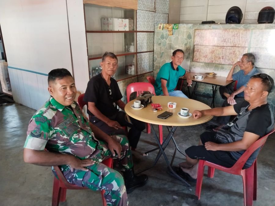 Babinsa Koramil 04/Dabo, Kodim 0315/TPI Laksanakan Komsos Bersama Warga Desa Sungai Buluh