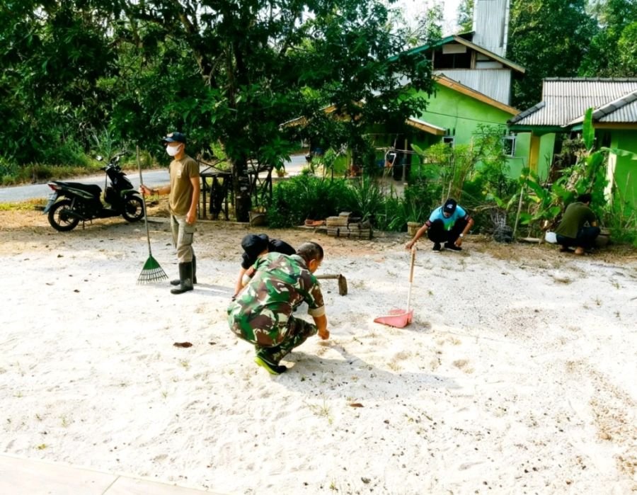 Babinsa Koramil 04/Dabo, Kodim 0315/TPI,Warga Kuala Raya Gotong Royong Bersihkan Pemukiman