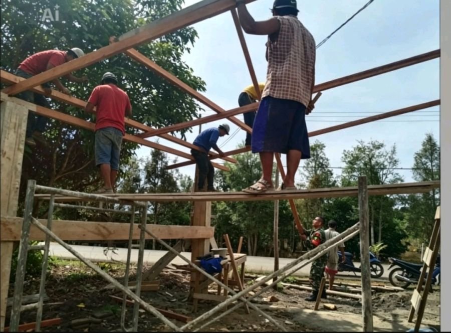 Babinsa Koramil 04/Dabo, Kodim 0315/TPI, Gotong Royong Bangun Warung Warga di Desa Bukit Belah