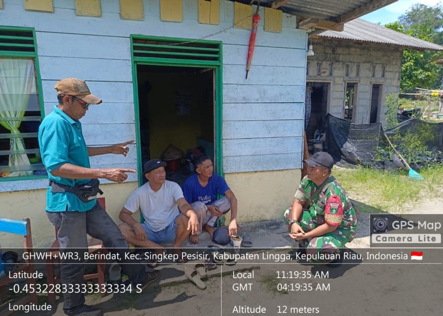 Babinsa Koramil 04/Dabo, Kodim 0315/TPI Gelar Komsos Bersama Petani Karet di Desa Berindat