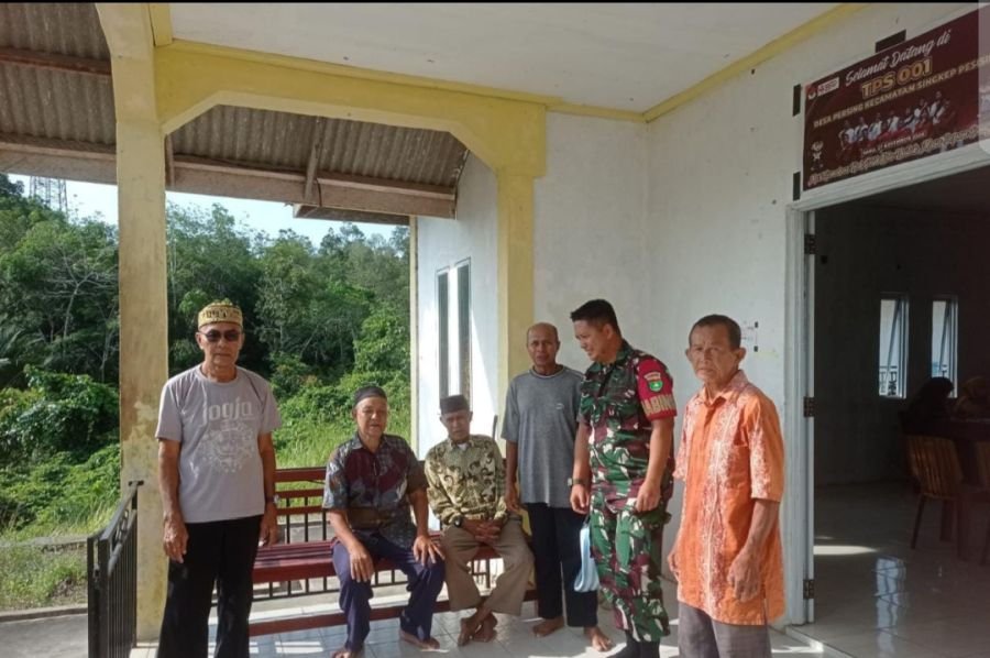 Babinsa Koramil 04/Dabo, Kodim 0315/TPI, Jalin Silaturahmi dengan Tokoh Agama dan Warga Desa Persing