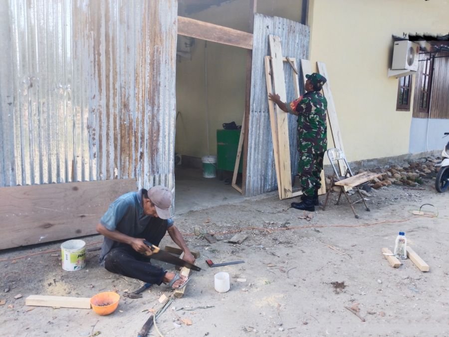 Babinsa Koramil 04/Dabo, Kodim 0315/TPI.Serma S.Hutauruk bantu Perbaiki Dapur warganya.