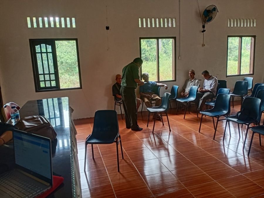Babinsa Koramil 04/Dabo, Kodim 0315/TPI, Bantu Warga Kurang Mampu Daftar Perlinsos Digital