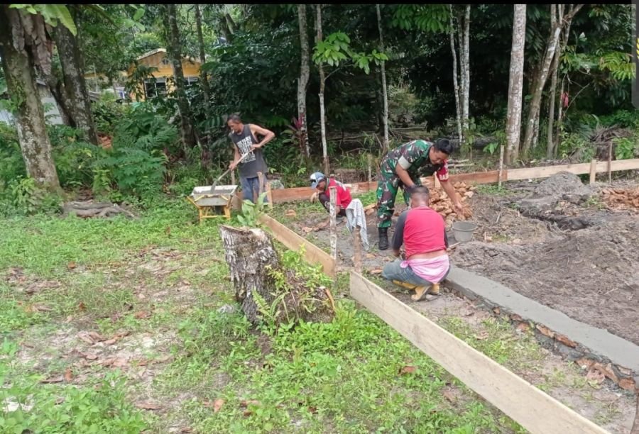 Babinsa Koramil 04/Dabo, Kodim 0315/TPI, Gotong Royong Bangun Pondasi Rumah Warga di Desa Sedamai