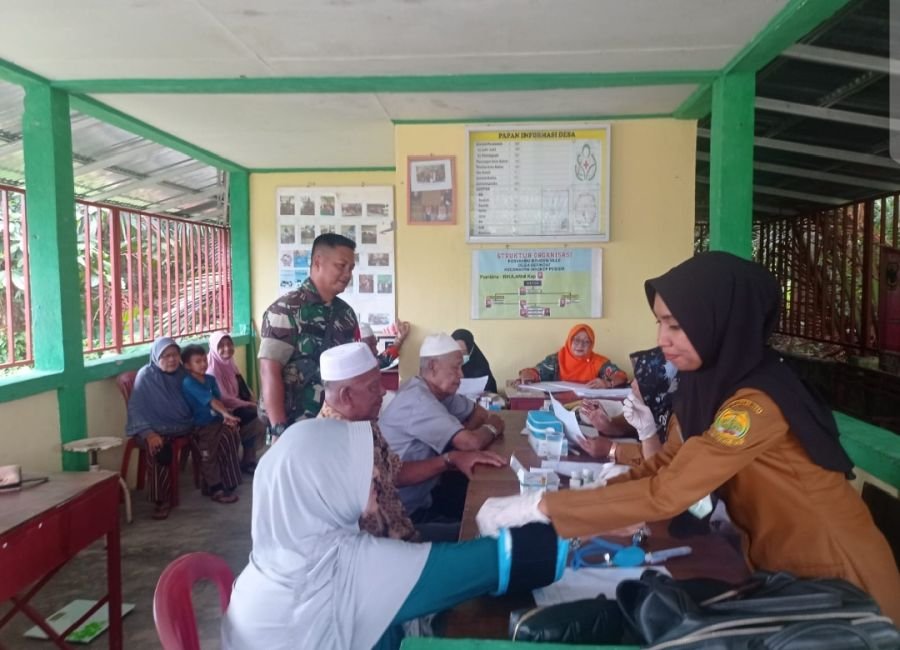 Babinsa Berindat Dampingi Pemeriksaan Kesehatan Lansia, Cegah Risiko Penyakit