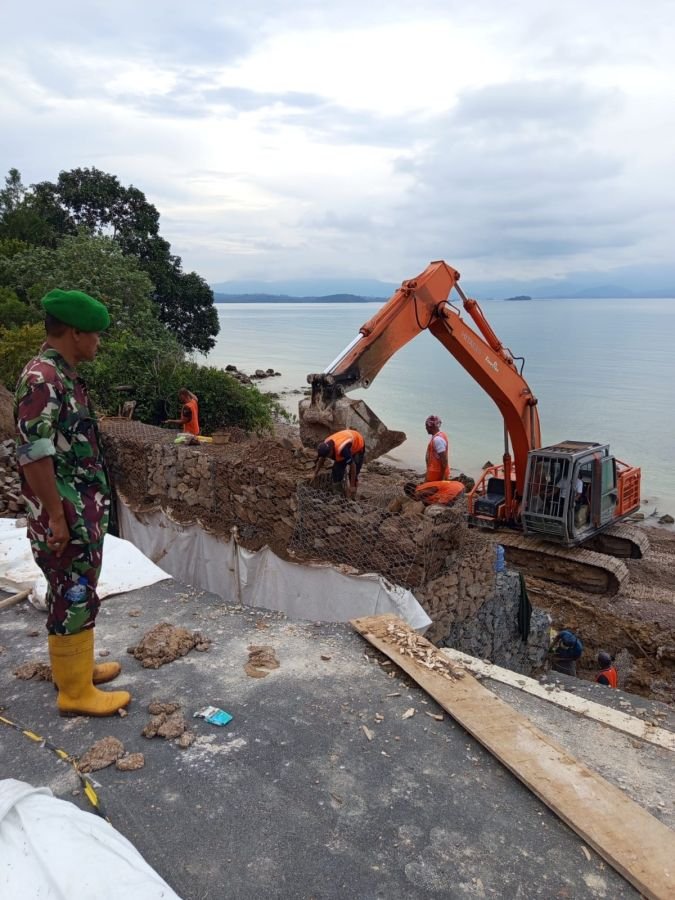 Babinsa Koramil 04/Dabo, Kodim 0315/TPI Turun Langsung Monitoring Perbaikan Kerusakan Jalan