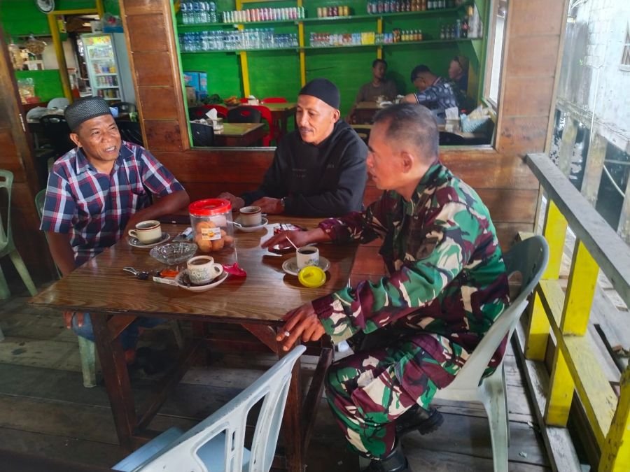 Babinsa Koramil 04/Dabo, Kodim 0315/TPI, Laksanakan Komsos dengan Nelayan di Desa Jagoh.