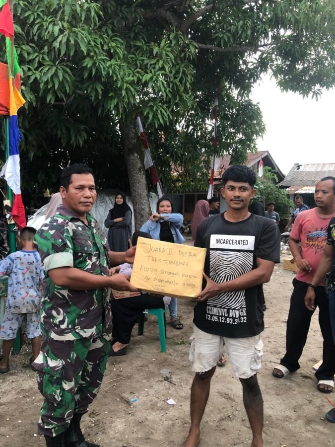 Babinsa Koramil 04/Dabo, Kodim 0315/TPI, Kawal Pesta Rakyat HUT RI ke-81 di Desa Resang