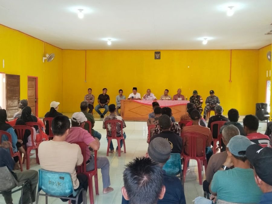 Babinsa Koramil 04/Dabo, Kodim 0315/TPI, Hadiri Sosialisasi PT Sanmas di Desa Marok Kecil