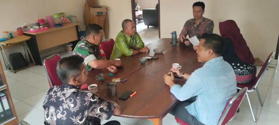Babinsa Koramil 04/Dabo, Kodim 0315/TPI, Kawal Rapat Koordinasi Penentuan Penerima Bantuan Beras Kem
