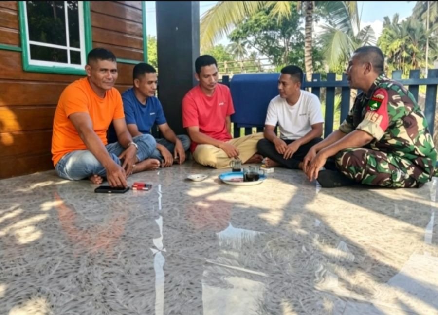 Babinsa Koramil 04/Dabo, Serma Sahala Hutauruk, melaksanakan kegiatan Komsos bersama para pemuda