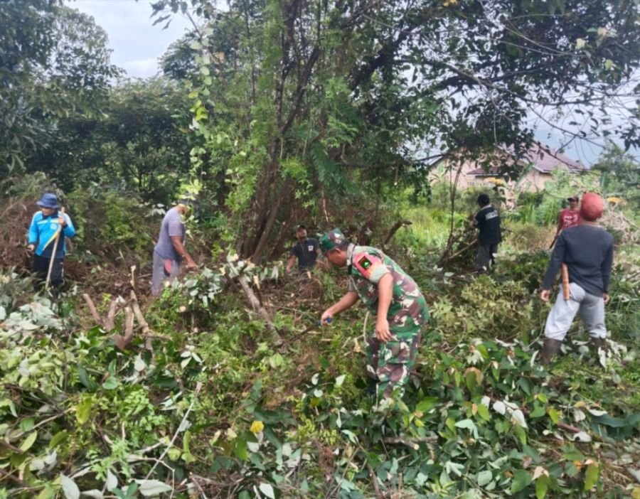 Babinsa Koramil 04/Dabo, Serma Sahala Hutauruk, memimpin langsung kegiatan gotong royong bersama