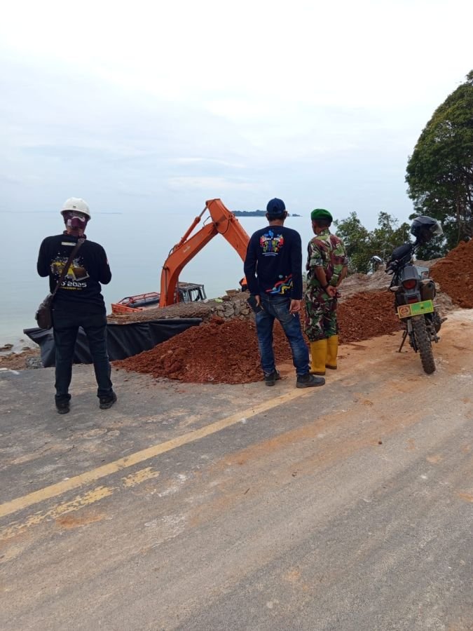 Babinsa Koramil 04/Dabo,  Turun Langsung Monitoring Perbaikan Kerusakan Jalan Akibat Ombak Laut