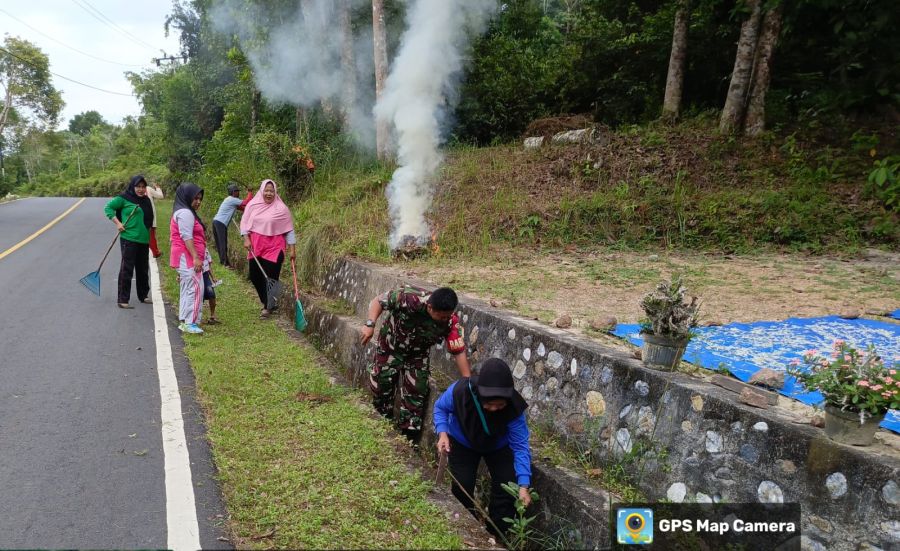 Babinsa Koramil 04/Dabo yang bertugas di Desa Berindat, Kecamatan Singkep Pesisir, memimpin langsung