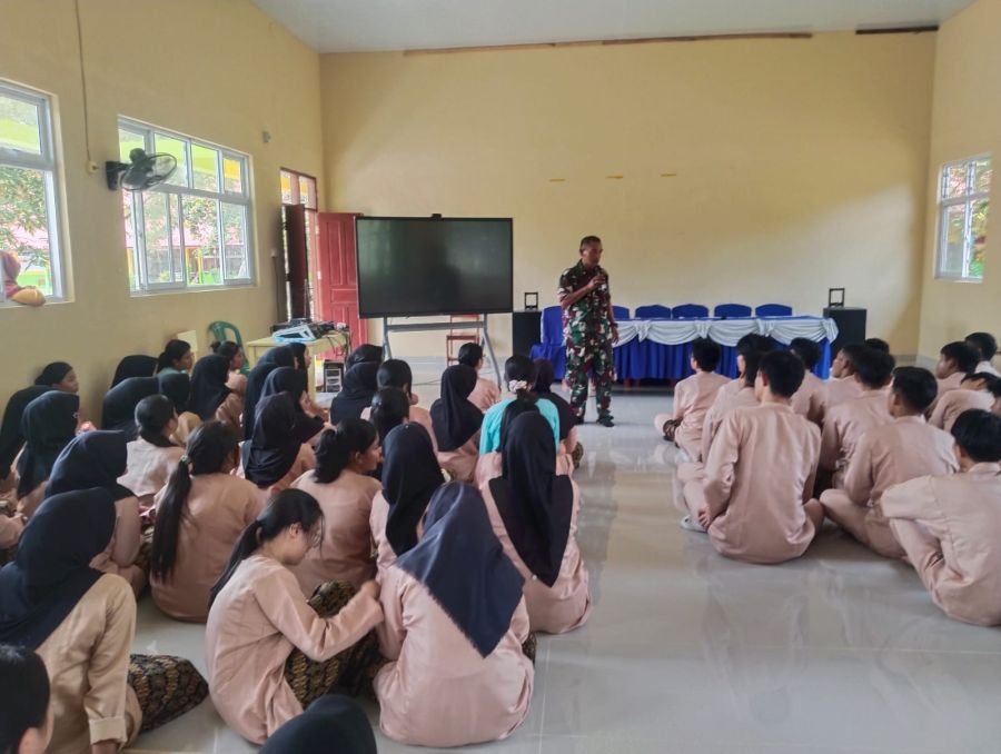Babinsa Koramil 04/Dabo yang bertugas di Desa Lanjut, Peltu Maksudi, menggelar sosialisasi penerimaa