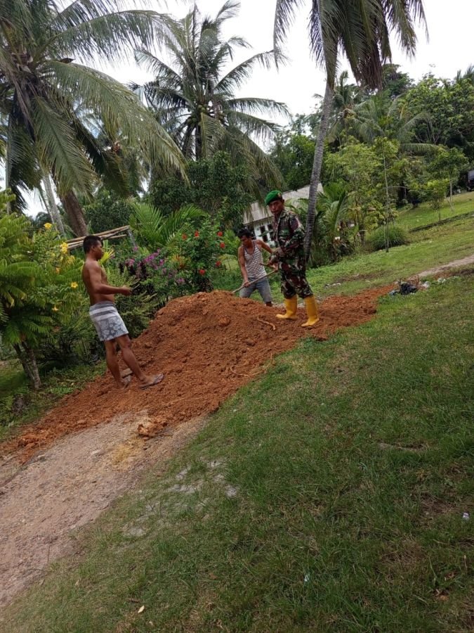 Babinsa Koramil 04/Dabo yang bertugas di Desa Lanjut, Peltu Maksudi, melaksanakan kegiatan penimbuna
