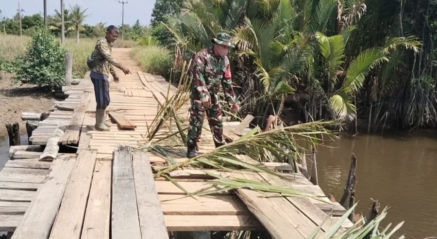 Babinsa Koramil 04/Dabo,dan Perangkat Desa Marok Kecil Tinjau Jembatan Putus, Antisipasi Korban jiwa