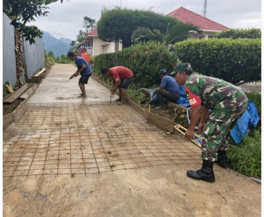 Babinsa Koramil 04/Dabo,Serma Sahala.gotong royong semenisasi jalan desa binaan