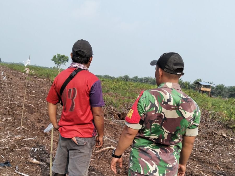 Babinsa Koramil 04/Kubu Sisir Lokasi Rawan Karhutla di Teluk Nilap Jaya, Situasi Aman