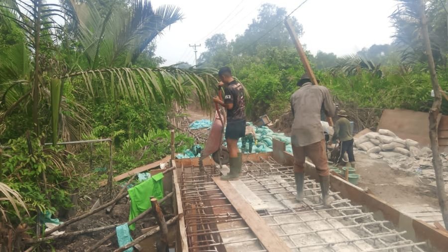 Babinsa Koramil 04/Kuindra Kebut Jembatan Beton Teluk Dalam, Hari Ini Fokus Pekerjaan Cor Lantai
