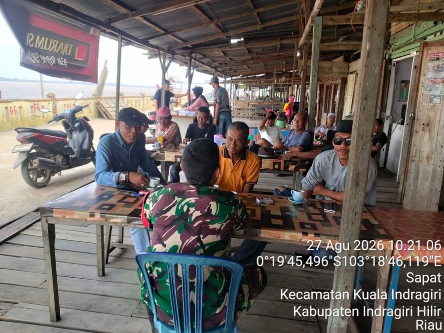 Babinsa Koramil 04/Kuindra Laksanakan Komsos dan Pengawasan SDM Bersama Warga Kelurahan Sapat