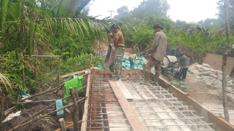 Babinsa Koramil 04/Kuindra: Progres Jembatan Beton Desa Teluk Dalam Capai 77% Pengecoran