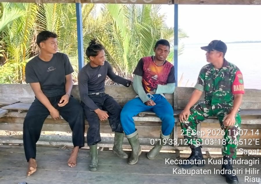 Babinsa Koramil 04/Kuindra Serda Ali B. Harahap Komsos dan Pengawasan SDM di Kelurahan Sapat