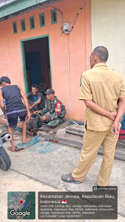 Babinsa Koramil 04/Letung Bantu Perbaiki Mesin Kapal Warga, Sekaligus Perkuat Komsos dengan Nelayan