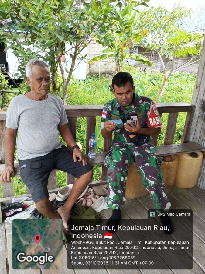 Babinsa Koramil 04/Letung Bantu Warga Kurang Mampu Daftar Perlinsos