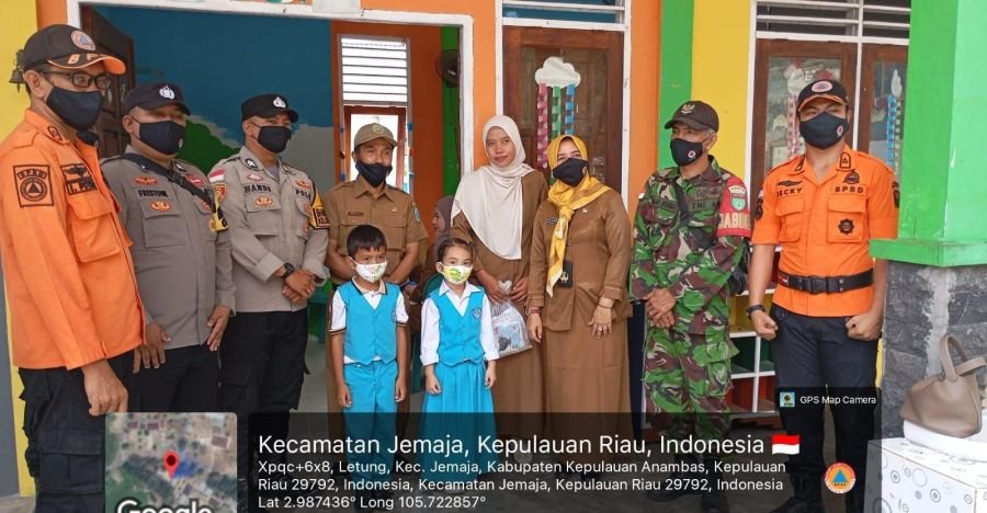Babinsa Koramil 04/Letung Dampingi Penyerahan Masker untuk Anak PAUD Al-Walid