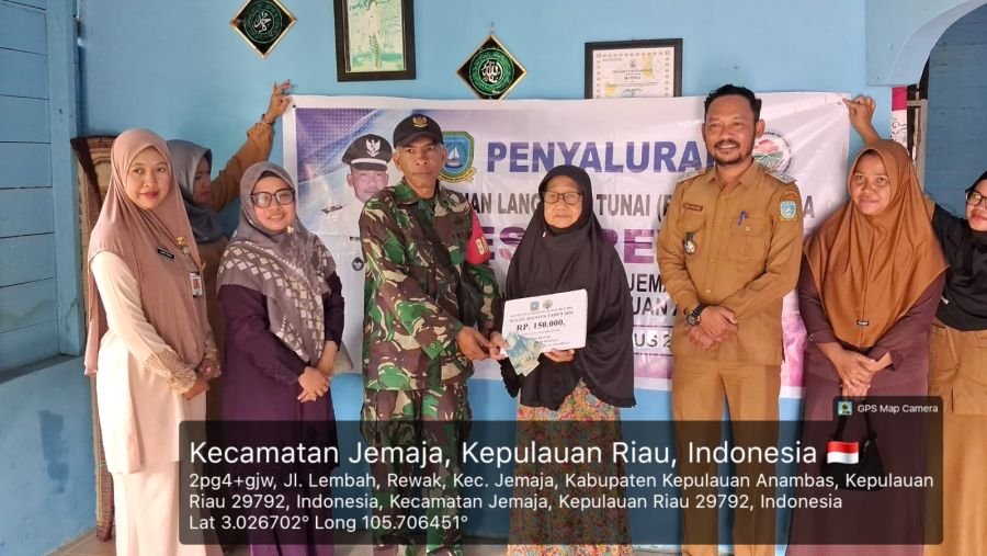 Babinsa Koramil 04/Letung Dampingi Penyaluran BLT DD kepada 16 KPM di Desa Rewak