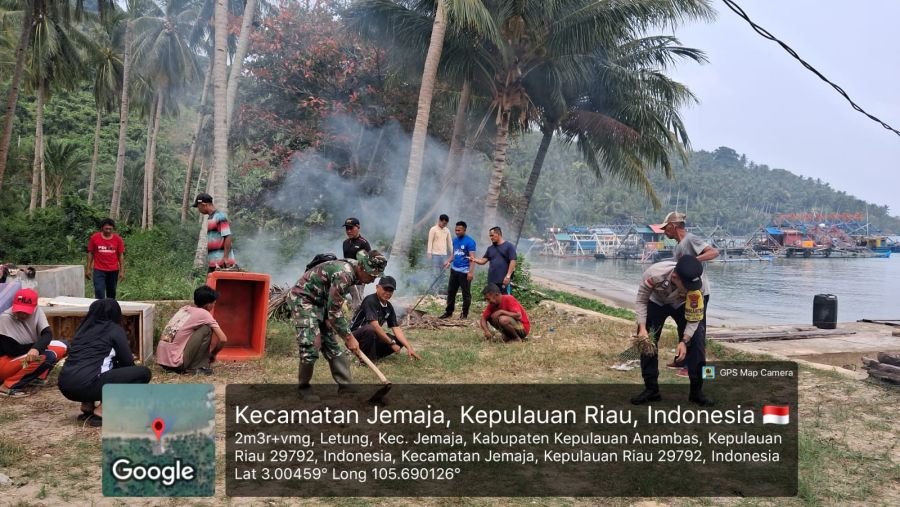 Babinsa Koramil 04/Letung dan Warga Desa Landak Gelar Gotong Royong Bersihkan Pantai