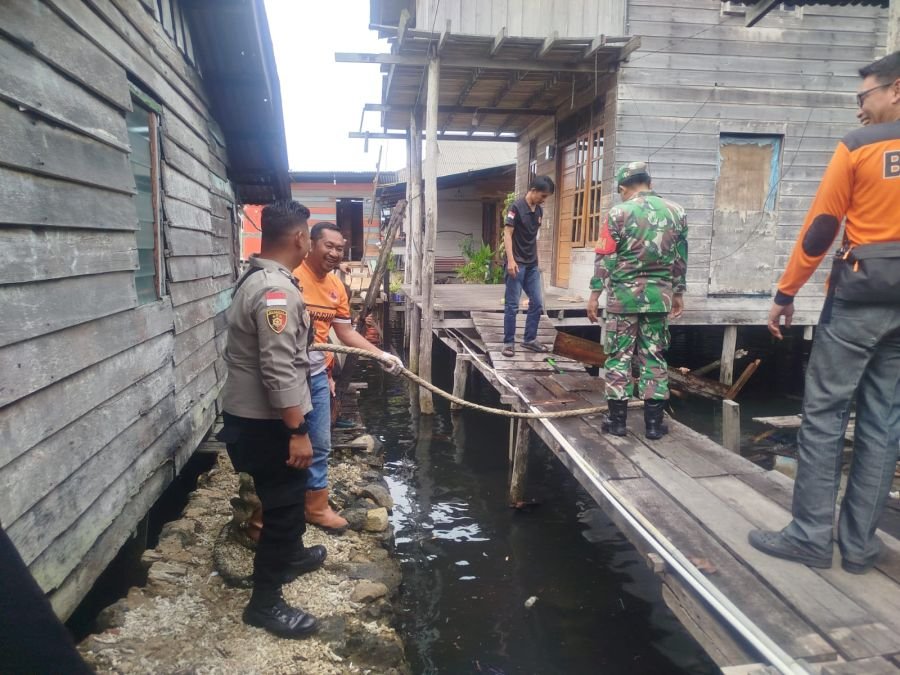 Babinsa Koramil 04/Letung Gotong Royong Bersihkan Puing Dapur Warga yang Lapuk